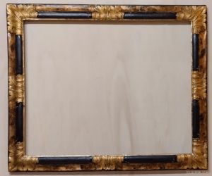  Bellissima cornice in legno dorato, laccato finta tartaruga ,angoli e centri intagliate a foglie,centro Italia XVII° sec. luce cm.80x65 